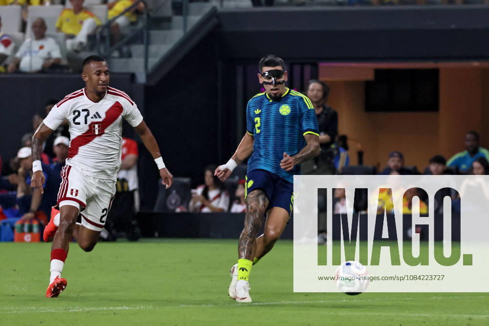 MIAMI, FL - OCTOBER 06: Daniel Munoz 2 of Colombia and Jhonny Vidales 27 of Peru battle for a ball during an International Friendly, Länderspiel, Nationalmannschaft soccer match between Colombia and Peru at NU Stadium on October 06, 2026 in Miami, Florida.(Photo by Chris Arjoon Icon Sportswire) SOCCER: OCT 06 Colombia vs Peru Icon2610060000023