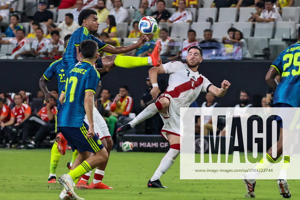 MIAMI, FL - OCTOBER 06: Jhon Solis 14 of Colombia and Adrian Ugarriza 7 of Peru battle for a ball during an International Friendly, Länderspiel, Nationalmannschaft soccer match between Colombia and Peru at NU Stadium on October 06, 2026 in Miami, Florida.(Photo by Chris Arjoon Icon Sportswire) SOCCER: OCT 06 Colombia vs Peru Icon2610060000040