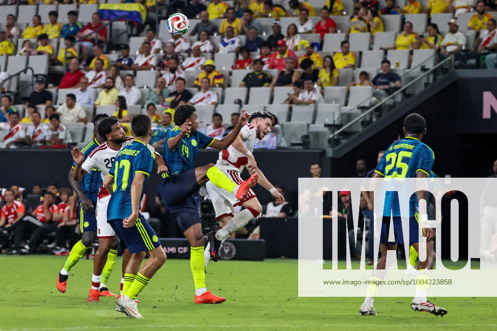 MIAMI, FL - OCTOBER 06: Jhon Solis 14 of Colombia and Adrian Ugarriza 7 of Peru battle for a ball during an International Friendly, Länderspiel, Nationalmannschaft soccer match between Colombia and Peru at NU Stadium on October 06, 2026 in Miami, Florida.(Photo by Chris Arjoon Icon Sportswire) SOCCER: OCT 06 Colombia vs Peru Icon2610060000041