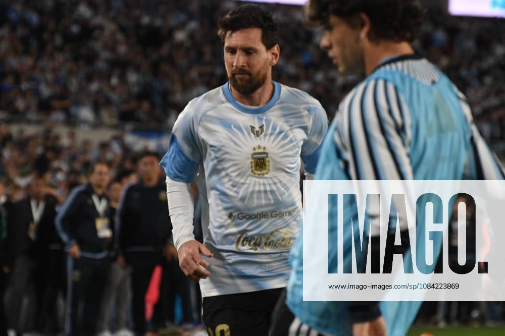 Messi juega su último partido con la selección Argentina en Buenos Aires El futbolista Lionel Messi durante el calentamiento antes del partido entre las selecciones de Argentina y Benín, a 6 de octubre de 2026, en Buenos Aires (Argentina). El partido será la última ocasión en la que Leo Messi vestirá la albiceleste tras anunciar su retiro del fútbol de selecciones. 06 OCTUBRE 2026;MESSI;ÚLTIMO PARTIDO;ARGENTINA;RETIRADA;ASTRO;FUTBOLISTA;ARGENTINO;FÚTBOL;MEJOR JUGADOR; Sebastiá Buenos Aires (Argentina) Buenos Aires (Argentina) Espana