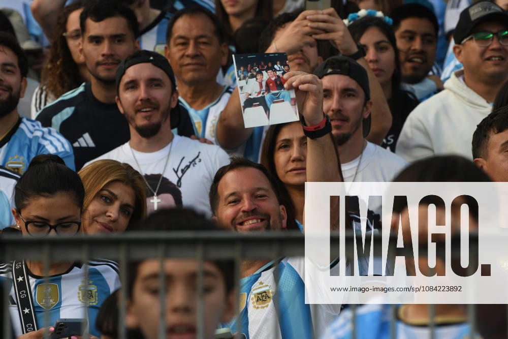 Messi juega su último partido con la selección Argentina en Buenos Aires Aficionados durante la celebración del partido entre las selecciones de Argentina y Benín, a 6 de octubre de 2026, en Buenos Aires (Argentina). El partido será la última ocasión en la que Leo Messi vestirá la albiceleste tras anunciar su retiro del fútbol de selecciones. 07 OCTUBRE 2026 Sebastiá Buenos Aires (Argentina) Buenos Aires (Argentina) Espana