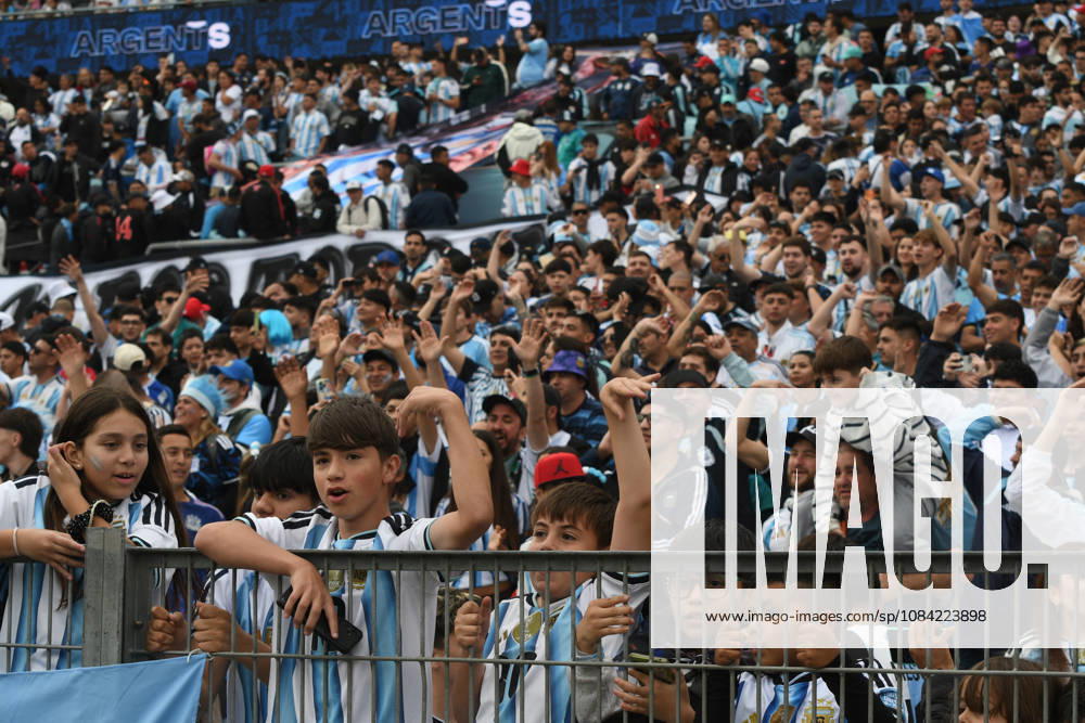 Messi juega su último partido con la selección Argentina en Buenos Aires Aficionados durante la celebración del partido entre las selecciones de Argentina y Benín, a 6 de octubre de 2026, en Buenos Aires (Argentina). El partido será la última ocasión en la que Leo Messi vestirá la albiceleste tras anunciar su retiro del fútbol de selecciones. 07 OCTUBRE 2026 Sebastiá Buenos Aires (Argentina) Buenos Aires (Argentina) Espana