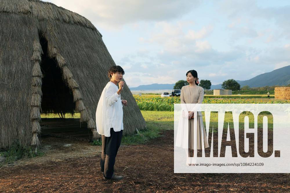 Princess Kako in Kyoto Pref. Japanese Princess Kako (R) looks at a straw hut built by a man (L) as an artwork in a park in Kameoka in Kyoto Prefecture, western Japan, on Oct. 6, 2026. (Pool photo) A14AA0005630347P