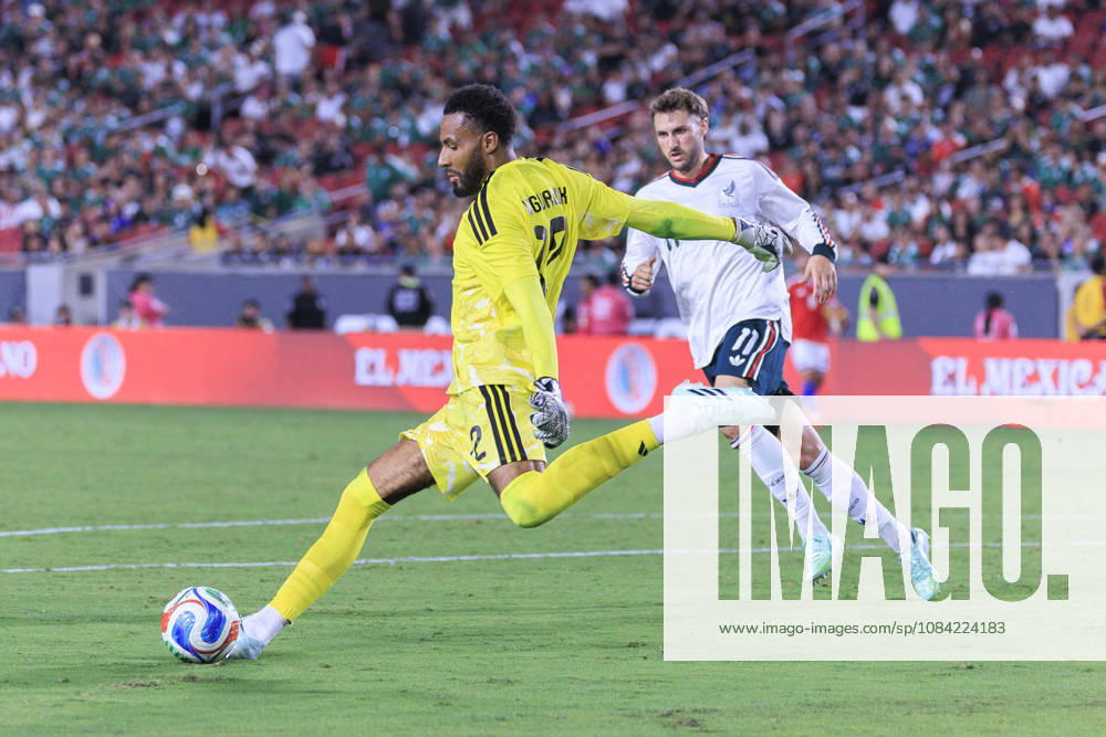 Goalkeeper, Lawrence Vigouroux 12 of Chile passes the ball as Santiago Gimenez 11 of Mexico attempts to intercept during an International Friendly, Länderspiel, Nationalmannschaft match at the Los Angeles Memorial Coliseum on Tuesday October 6, 2026 in Los Angeles, California. Mexico loses to Chile, 0-2. ARIANA RUIZ PI Los Angeles USA - ZUMAp124 20261006_zaa_p124_095