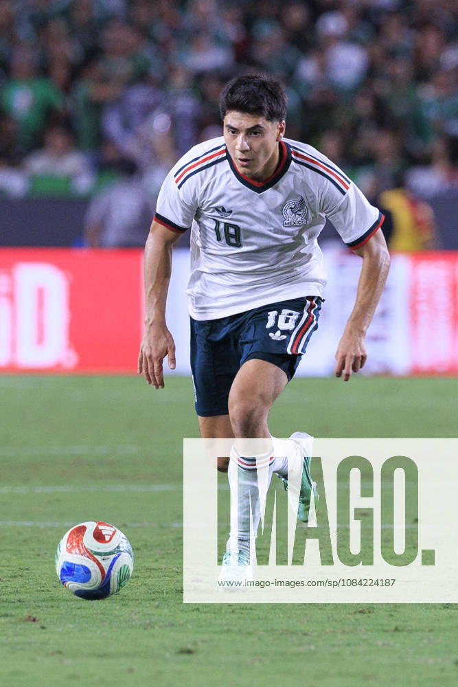 Obed Vargas 18 of Mexico during an International Friendly, Länderspiel, Nationalmannschaft match against Chile at the Los Angeles Memorial Coliseum on Tuesday October 6, 2026 in Los Angeles, California. Mexico loses to Chile, 0-2. ARIANA RUIZ PI Los Angeles USA - ZUMAp124 20261006_zaa_p124_097