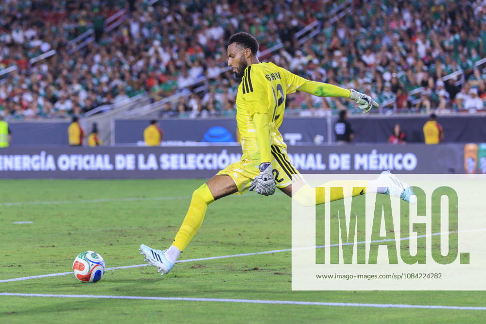 Goalkeeper, Lawrence Vigouroux 12 of Chile passes the ball during an International Friendly, Länderspiel, Nationalmannschaft match against Mexico at the Los Angeles Memorial Coliseum on Tuesday October 6, 2026 in Los Angeles, California. Mexico loses to Chile, 0-2. ARIANA RUIZ PI Mexico Vs. Chile - ZUMAp124 20261006_zaa_p124_094