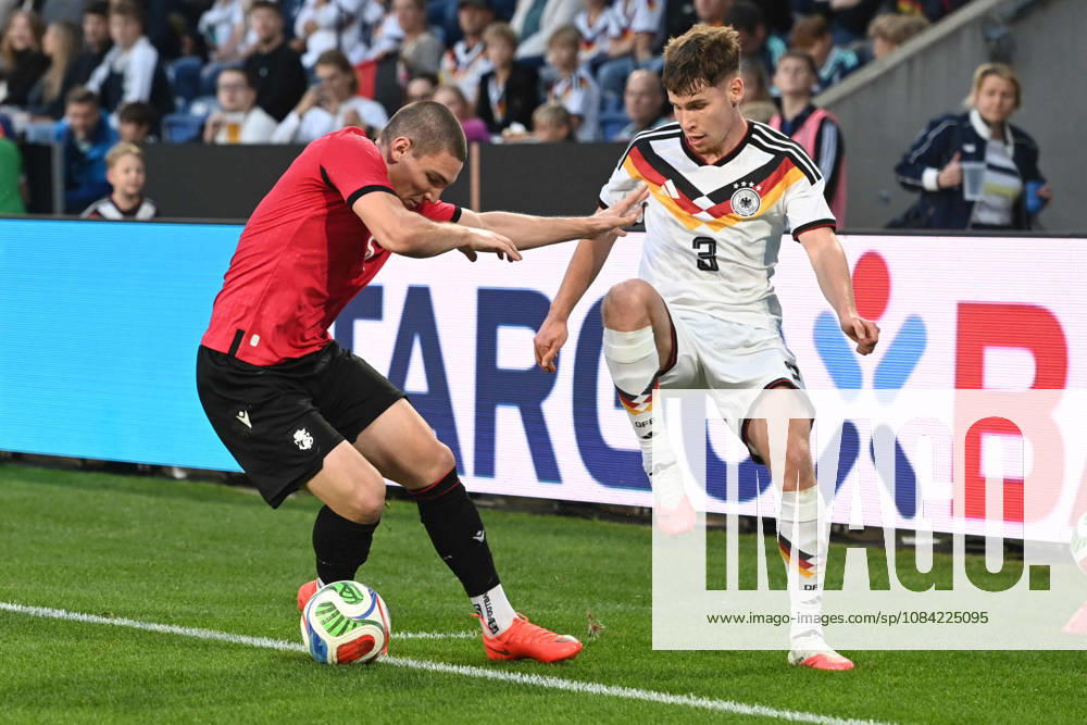 Lukas ULLRICH (GER) gegen Aleksandre Amisulashvili (GEO) Aktion, Zweikampf, Fussball Laenderspiel, U21, U 21 EM-Qualifikation, Deutschland - Georgien 2-0 am 06.10.2026, Schueco-Arena Bielefeld, Â