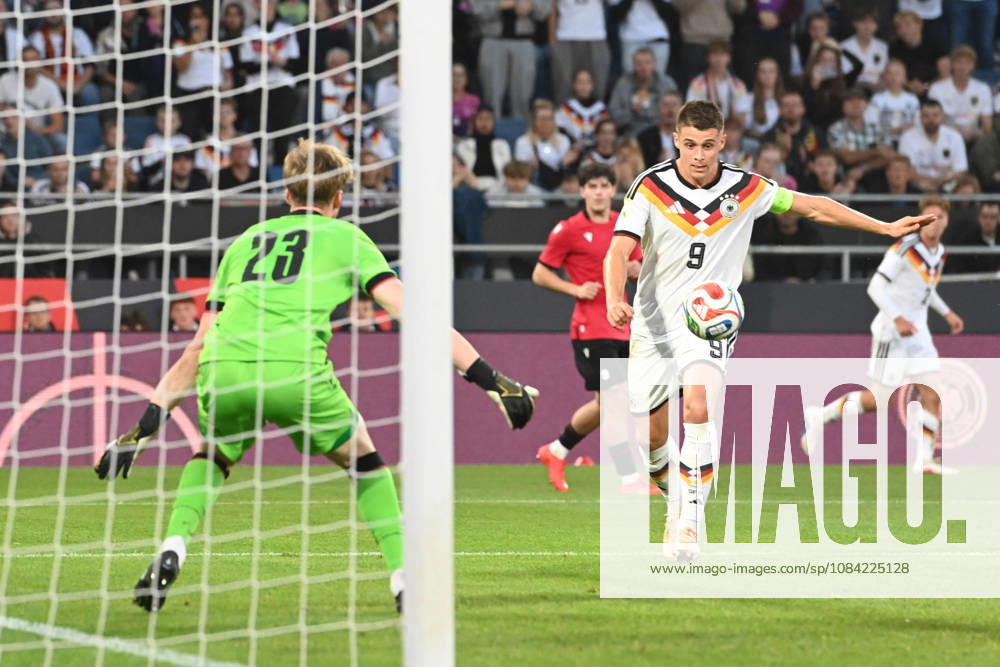 Nicolo TRESOLDI (GER) Torchance Aktion, Zweikampf, gegen Torwart Papuna Beruashvili (GEO) Fussball Laenderspiel, U21, U 21 EM-Qualifikation, Deutschland - Georgien 2-0 am 06.10.2026, Schueco-Arena Bielefeld, Â