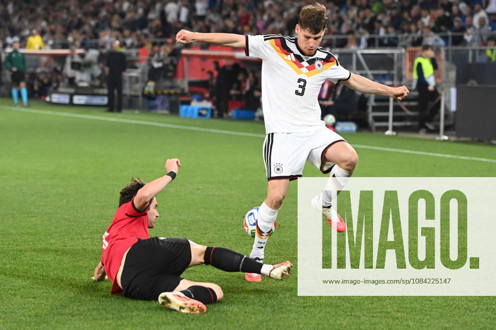 Lukas ULLRICH (GER) gegen Dato BUKIA (GEO) Aktion, Zweikampf, Fussball Laenderspiel, U21, U 21 EM-Qualifikation, Deutschland - Georgien 2-0 am 06.10.2026, Schueco-Arena Bielefeld, Â