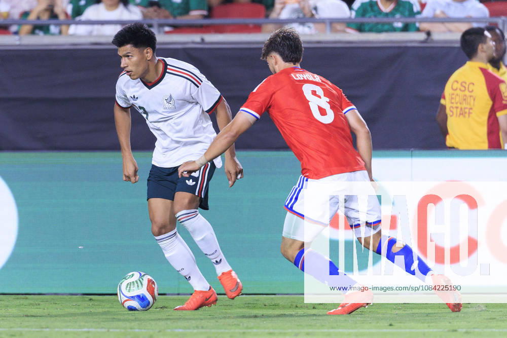 Jesus Gallardo 23 of Mexico passes the ball as Felipe Loyola 8 of Chile defends during an International Friendly, Länderspiel, Nationalmannschaft at the Los Angeles Memorial Coliseum on Tuesday October 6, 2026 in Los Angeles, California. Mexico loses to Chile, 0-2. ARIANA RUIZ PI Los Angeles USA - ZUMAp124 20261006_zaa_p124_107