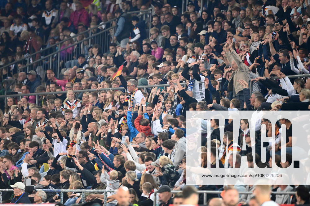 Die Zuschauer machen die LA Ola-Welle, laola, Feature, Randmotiv, Symbolfoto, Jubel, jubeln, Freude, cheers, Fussball Laenderspiel, U21, U 21 EM-Qualifikation, Deutschland - Georgien 2-0 am 06.10.2026, Schueco-Arena Bielefeld, Â
