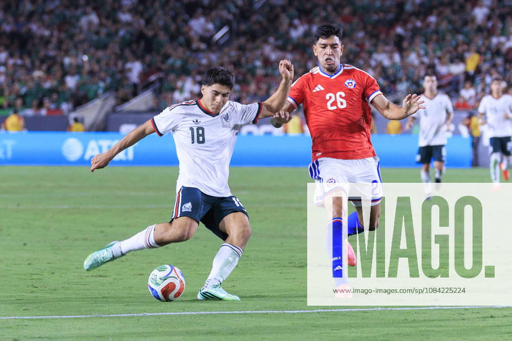 Obed Vargas 18 of Mexico makes a goal attempt as Diego Ulloa 26 of Chile defends during an International Friendly, Länderspiel, Nationalmannschaft at the Los Angeles Memorial Coliseum on Tuesday October 6, 2026 in Los Angeles, California. Mexico loses to Chile, 0-2. ARIANA RUIZ PI Mexico Vs. Chile - ZUMAp124 20261006_zaa_p124_114