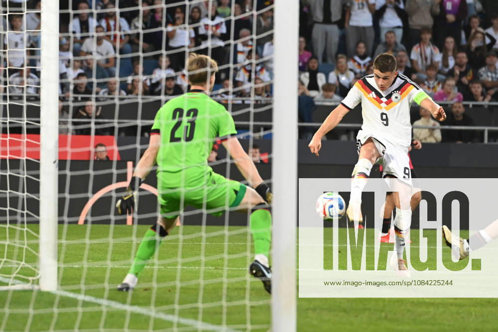 Nicolo TRESOLDI (GER) Torchance Aktion, Zweikampf, gegen Torwart Papuna Beruashvili (GEO) Fussball Laenderspiel, U21, U 21 EM-Qualifikation, Deutschland - Georgien am 06.10.2026, Schueco-Arena Bielefeld, Â