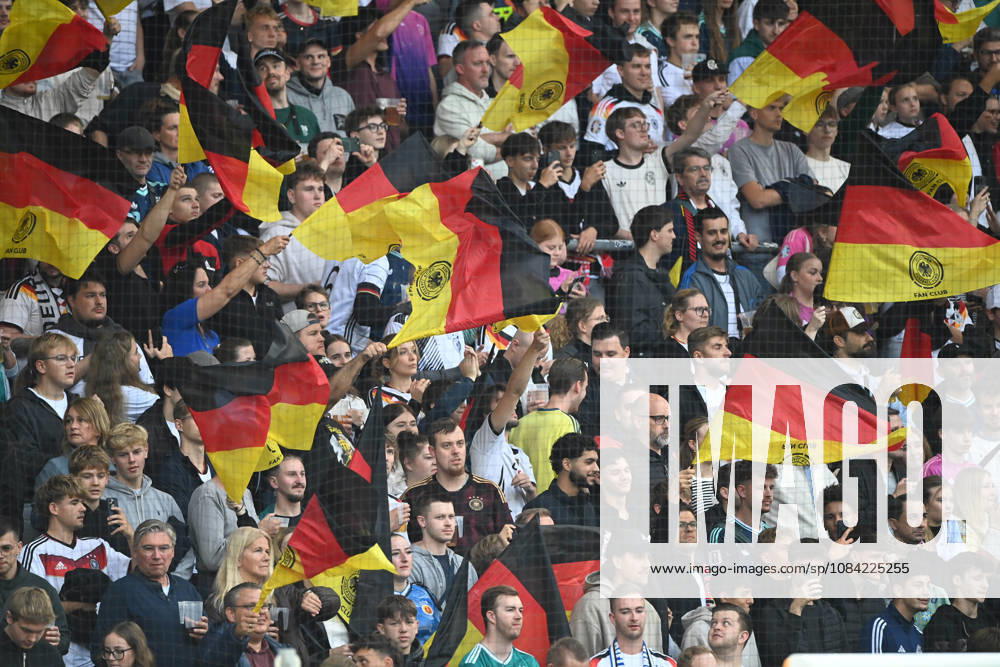 Deutschland-Fans mit ihren Fahnen, Feature, Randmotiv, Symbolfoto, Fussball Laenderspiel, U21, U 21 EM-Qualifikation, Deutschland - Georgien 2-0 am 06.10.2026, Schueco-Arena Bielefeld, Â