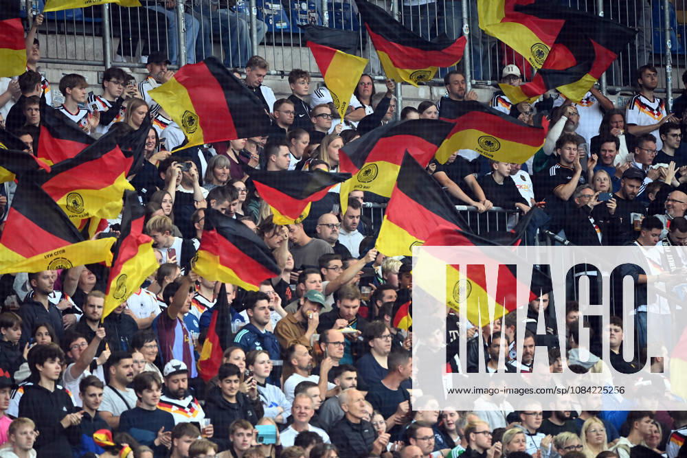 Deutschland-Fans mit ihren Fahnen, Feature, Randmotiv, Symbolfoto, Fussball Laenderspiel, U21, U 21 EM-Qualifikation, Deutschland - Georgien 2-0 am 06.10.2026, Schueco-Arena Bielefeld, Â