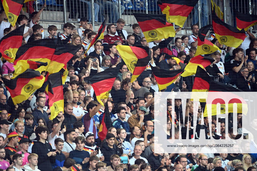 Deutschland-Fans mit ihren Fahnen, Feature, Randmotiv, Symbolfoto, Fussball Laenderspiel, U21, U 21 EM-Qualifikation, Deutschland - Georgien 2-0 am 06.10.2026, Schueco-Arena Bielefeld, Â