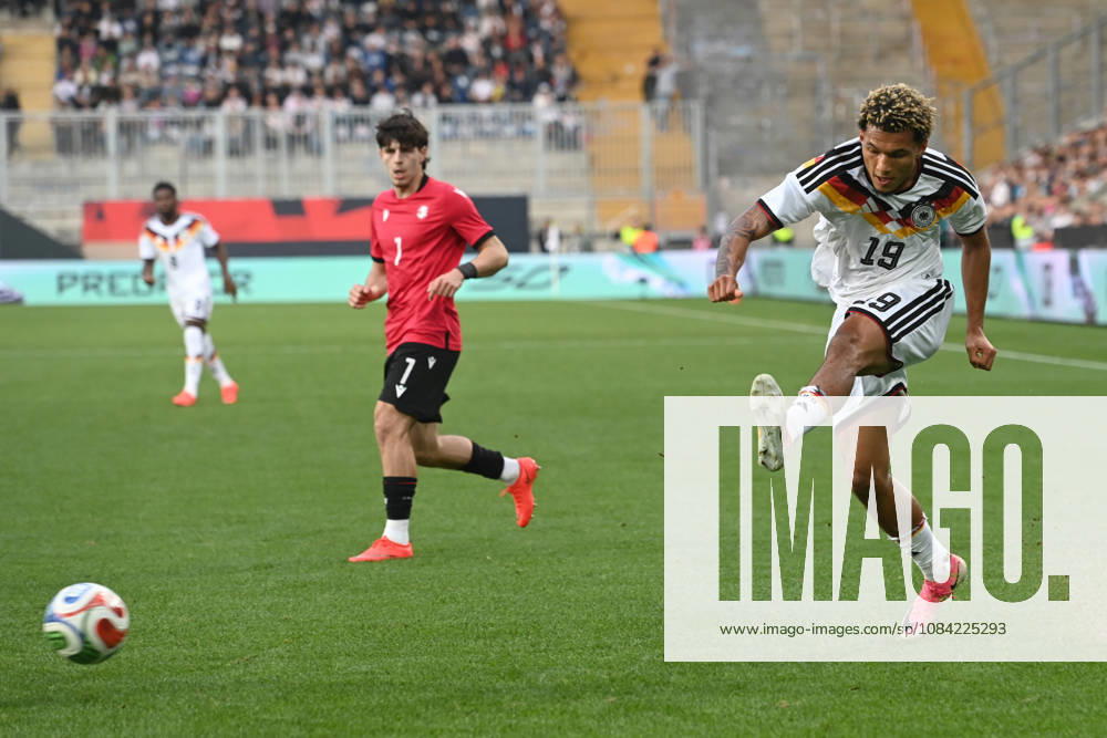 Paris BRUNNER (GER) gegen Vakhtang Salia (GEO) Aktion, Zweikampf, Fussball Laenderspiel, U21, U 21 EM-Qualifikation, Deutschland - Georgien 2-0 am 06.10.2026, Schueco-Arena Bielefeld, Â