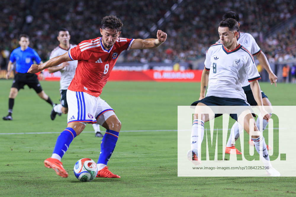 Felipe Loyola 8 of Chile makes a goal attempt as Alvaro Fidalgo 8 of Mexico defends during an International Friendly, Länderspiel, Nationalmannschaft at the Los Angeles Memorial Coliseum on Tuesday October 6, 2026 in Los Angeles, California. Mexico loses to Chile, 0-2. ARIANA RUIZ PI Los Angeles USA - ZUMAp124 20261006_zaa_p124_118