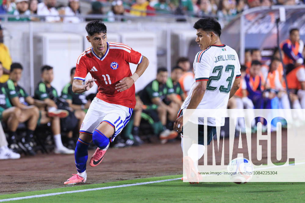 Jesus Gallardo 23 of Mexico steals the ball from Dario Osorio 11 of Chile during an International Friendly, Länderspiel, Nationalmannschaft at the Los Angeles Memorial Coliseum on Tuesday October 6, 2026 in Los Angeles, California. Mexico loses to Chile, 0-2. ARIANA RUIZ PI Los Angeles USA - ZUMAp124 20261006_zaa_p124_122