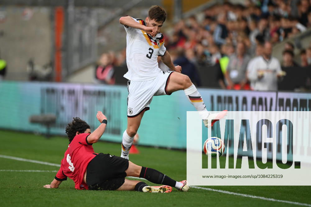 Lukas ULLRICH (GER) gegen Dato BUKIA (GEO) Aktion, Zweikampf, Fussball Laenderspiel, U21, U 21 EM-Qualifikation, Deutschland - Georgien 2-0 am 06.10.2026, Schueco-Arena Bielefeld, Â