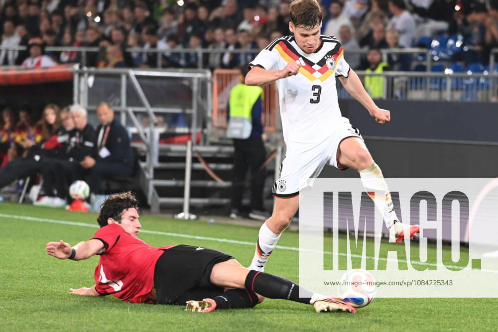 Lukas ULLRICH (GER) gegen Dato BUKIA (GEO) Aktion, Zweikampf, Fussball Laenderspiel, U21, U 21 EM-Qualifikation, Deutschland - Georgien 2-0 am 06.10.2026, Schueco-Arena Bielefeld, Â