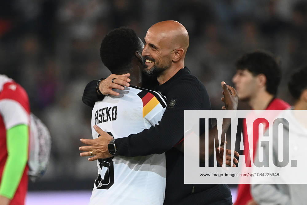 Schlussjubel, Jubel, jubeln, Freude, cheers, Bundestrainer Antonio DI SALVO (GER) und Noel ASEKO (GER) ,Jubel, jubeln, Freude, cheers, Fussball Laenderspiel, U21, U 21 EM-Qualifikation, Deutschland - Georgien 2-0 am 06.10.2026, Schueco-Arena Bielefeld, Â