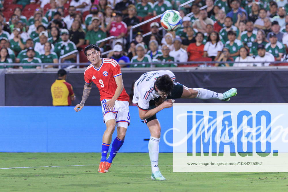 Israel Reyes 15 of Mexico blocks a shot attempt from Maximiliano Gutierrez 9 of Chile during an International Friendly, Länderspiel, Nationalmannschaft at the Los Angeles Memorial Coliseum on Tuesday October 6, 2026 in Los Angeles, California. Mexico loses to Chile, 0-2. ARIANA RUIZ PI Mexico Vs. Chile - ZUMAp124 20261006_zaa_p124_119
