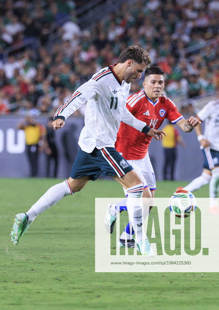 Santiago Gimenez 11 of Mexico passes the ball as Victor Mendez 14 of Chile defends during an International Friendly, Länderspiel, Nationalmannschaft match at the Los Angeles Memorial Coliseum on Tuesday October 6, 2026 in Los Angeles, California. Mexico loses to Chile, 0-2. ARIANA RUIZ PI Mexico Vs. Chile - ZUMAp124 20261006_zaa_p124_124