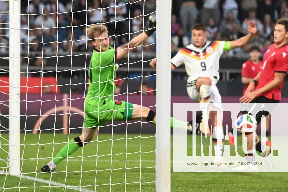 Nicolo TRESOLDI (GER) Torchance Aktion, Zweikampf, gegen Torwart Papuna Beruashvili (GEO) Fussball Laenderspiel, U21, U 21 EM-Qualifikation, Deutschland - Georgien 2-0 am 06.10.2026, Schueco-Arena Bielefeld, Â