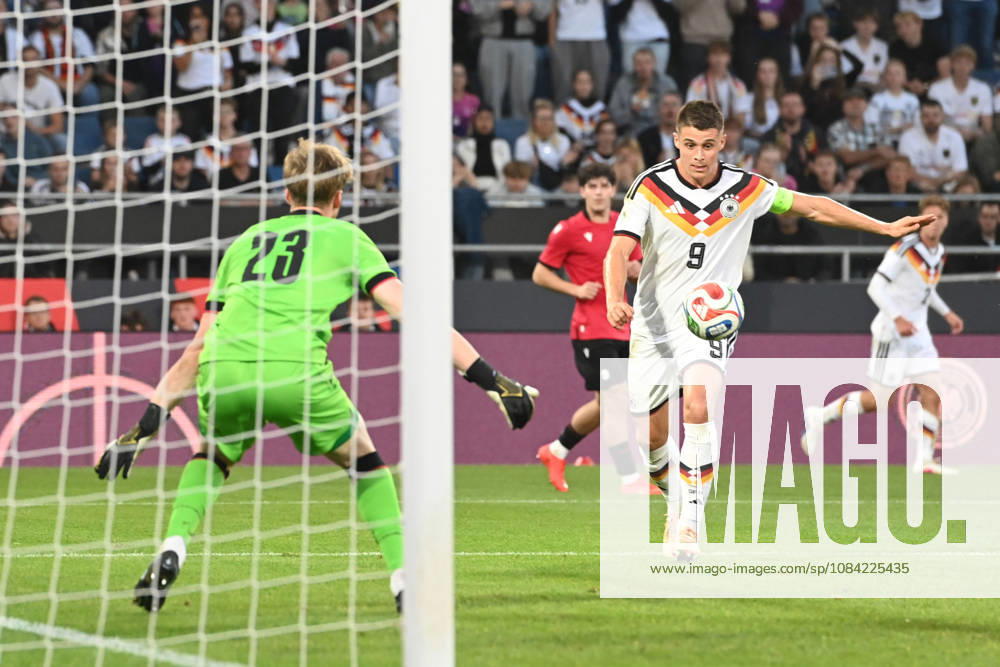 Nicolo TRESOLDI (GER) Torchance Aktion, Zweikampf, gegen Torwart Papuna Beruashvili (GEO) Fussball Laenderspiel, U21, U 21 EM-Qualifikation, Deutschland - Georgien 2-0 am 06.10.2026, Schueco-Arena Bielefeld, Â