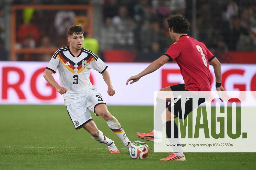 Lukas ULLRICH (GER) gegen Dato BUKIA (GEO) Aktion, Zweikampf, Fussball Laenderspiel, U21, U 21 EM-Qualifikation, Deutschland - Georgien 2-0 am 06.10.2026, Schueco-Arena Bielefeld, Â