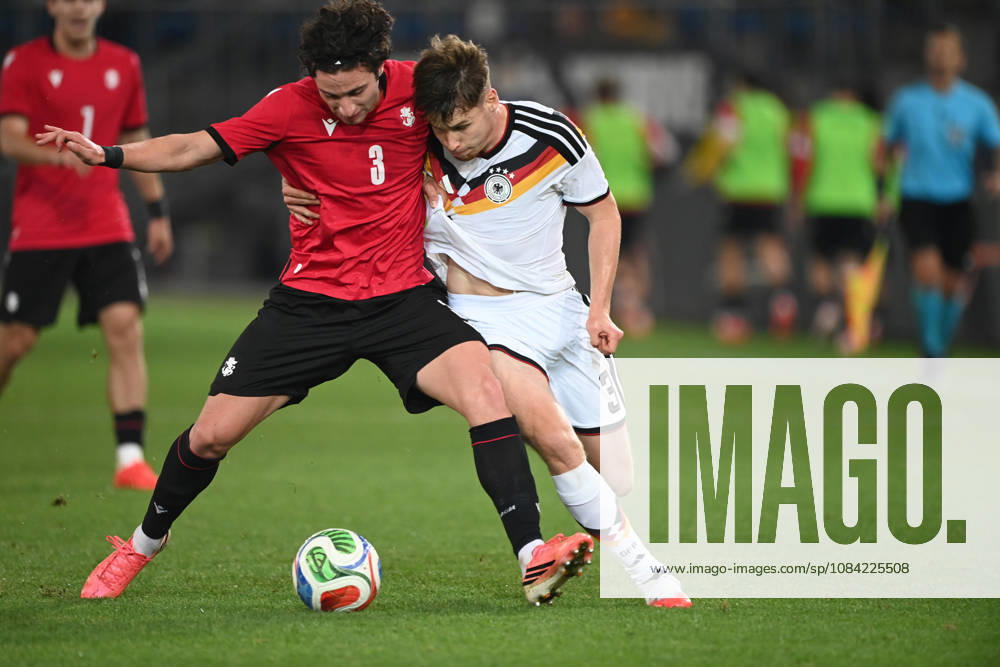 Lukas ULLRICH (GER) gegen Dato BUKIA (GEO) Aktion, Zweikampf, Fussball Laenderspiel, U21, U 21 EM-Qualifikation, Deutschland - Georgien 2-0 am 06.10.2026, Schueco-Arena Bielefeld, Â