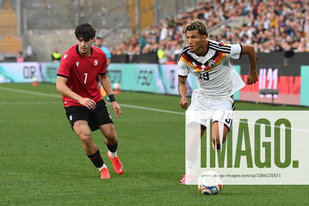 Paris BRUNNER (GER) gegen Vakhtang Salia (GEO) Aktion, Zweikampf, Fussball Laenderspiel, U21, U 21 EM-Qualifikation, Deutschland - Georgien 2-0 am 06.10.2026, Schueco-Arena Bielefeld, Â