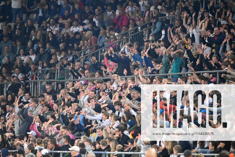 Die Zuschauer machen die LA Ola-Welle, laola, Feature, Randmotiv, Symbolfoto, Jubel, jubeln, Freude, cheers, Fussball Laenderspiel, U21, U 21 EM-Qualifikation, Deutschland - Georgien 2-0 am 06.10.2026, Schueco-Arena Bielefeld, Â