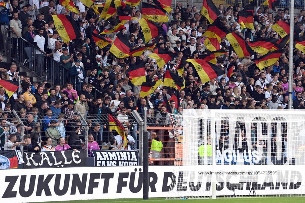 Deutschland-Fans mit ihren Fahnen, Feature, Randmotiv, Symbolfoto, Fussball Laenderspiel, U21, U 21 EM-Qualifikation, Deutschland - Georgien 2-0 am 06.10.2026, Schueco-Arena Bielefeld, Â