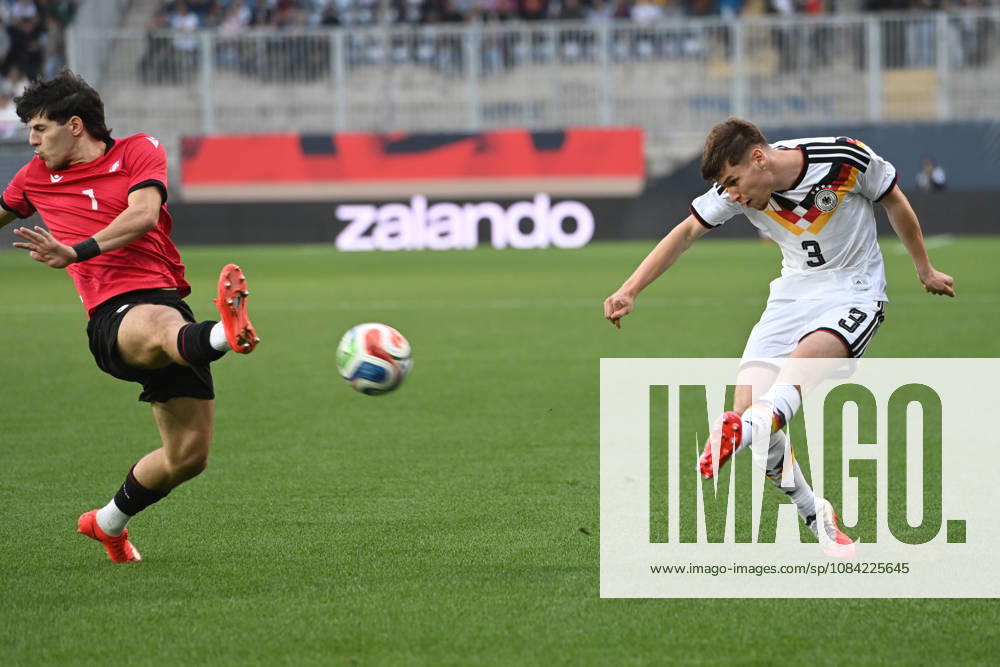 Lukas ULLRICH (GER) gegen Dato BUKIA (GEO) Aktion, Zweikampf, Fussball Laenderspiel, U21, U 21 EM-Qualifikation, Deutschland - Georgien 2-0 am 06.10.2026, Schueco-Arena Bielefeld, Â