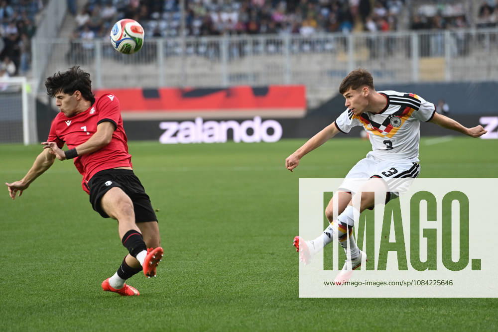 Lukas ULLRICH (GER) gegen Dato BUKIA (GEO) Aktion, Zweikampf, Fussball Laenderspiel, U21, U 21 EM-Qualifikation, Deutschland - Georgien 2-0 am 06.10.2026, Schueco-Arena Bielefeld, Â