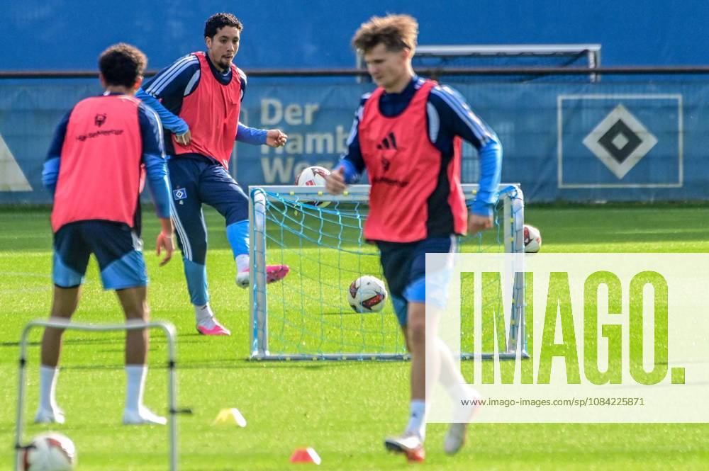 Bilal Nadir ( HSV ) am Ball Deutschland , Hamburg , Volksparkstadion , Fussball , 1. Bundesliga , Training des Hamburger SV