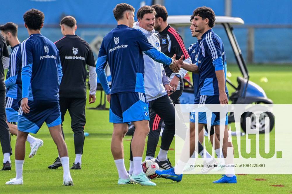 Nicolai Remberg Trainer Merlin Polzin Martin Adeline ( HSV ) Deutschland , Hamburg , Volksparkstadion , Fussball , 1. Bundesliga , Training des Hamburger SV
