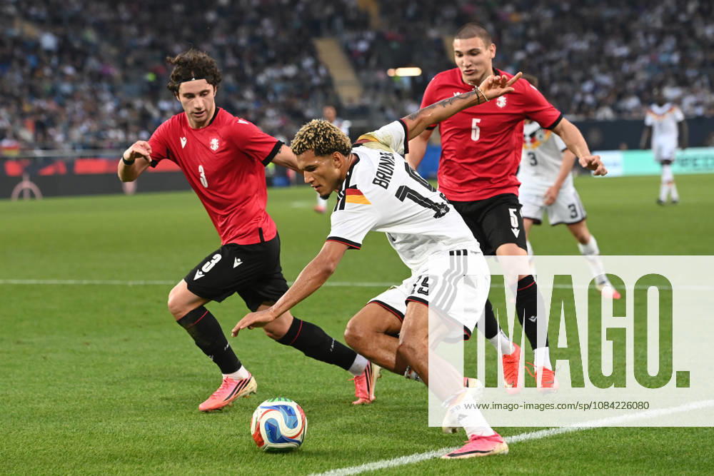 Paris BRUNNER (GER) gegen Dato BUKIA (GEO) und Aleksandre Amisulashvili (GEO) Aktion, Zweikampf, Fussball Laenderspiel, U21, U 21 EM-Qualifikation, Deutschland - Georgien 2-0 am 06.10.2026, Schueco-Arena Bielefeld, Â