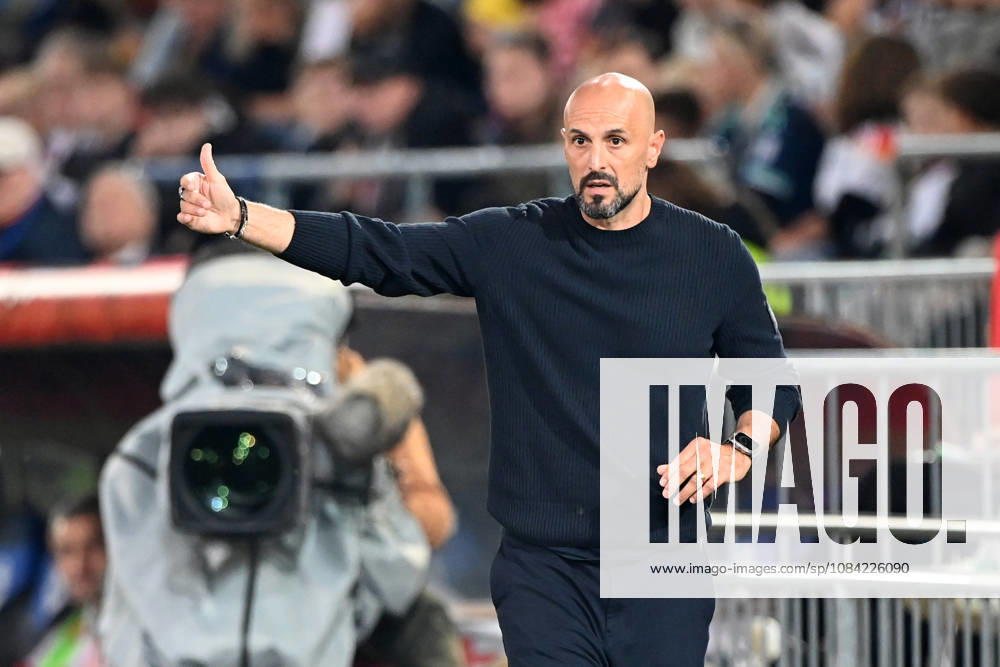 Bundestrainer Antonio DI SALVO (GER) gibt Anweisungen an seine Spieler,, Gestik, Geste, gestikuliert, Fussball Laenderspiel, U21, U 21 EM-Qualifikation, Deutschland - Georgien 2-0 am 06.10.2026, Schueco-Arena Bielefeld, Â