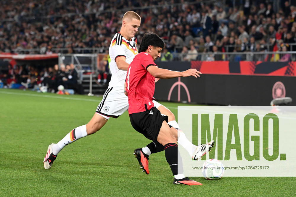 Tom Alexander ROTHE (GER) gegen Giorgi Robakidze (GEO) Aktion, Zweikampf, Fussball Laenderspiel, U21, U 21 EM-Qualifikation, Deutschland - Georgien 2-0 am 06.10.2026, Schueco-Arena Bielefeld, Â