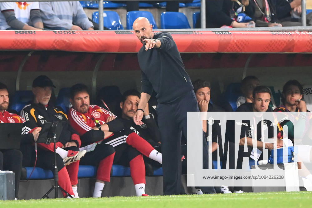 Bundestrainer Antonio DI SALVO (GER) gibt Anweisungen an seine Spieler,, Gestik, Geste, gestikuliert, Fussball Laenderspiel, U21, U 21 EM-Qualifikation, Deutschland - Georgien 2-0 am 06.10.2026, Schueco-Arena Bielefeld, Â