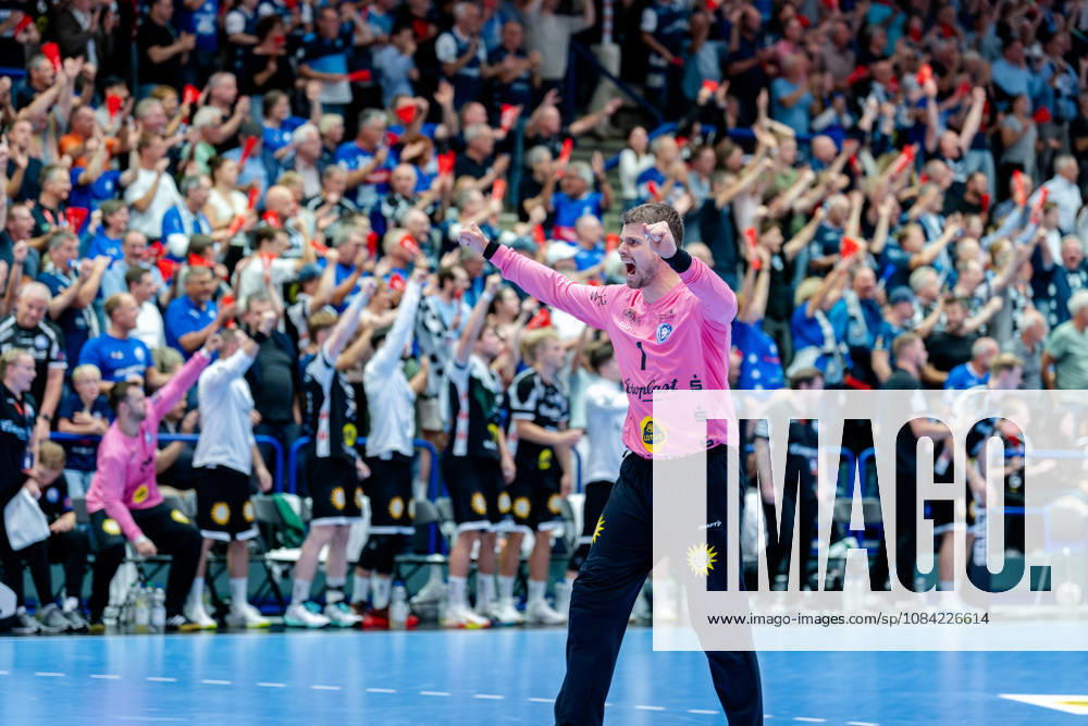 Solingen, 06.10.2026, Handball, Herren, EHF, European League, Gruppenphase, 2. Spieltag, 2026 2027, Bergischer HC - IK Sävehof Christopher Rudeck (Bergischer HC, 1) jubelt nach einem Treffer seiner Mitspieler und im Hintergrund freut sich die ganze Halle mit Solingen Klingenhalle NRW Germany