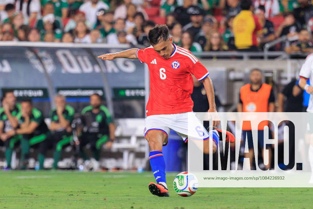 Vicente Pizarro 6 of Chile passes the ball during an International Friendly, Länderspiel, Nationalmannschaft match against Mexico at Los Angeles Memorial Coliseum on Tuesday, October 6, 2026, in Los Angeles, California. Mexico loses to Chile, 0-2. JAVIER ROJAS PI Mexico Vs. Peru - ZUMAp124 20261006_zaa_p124_126