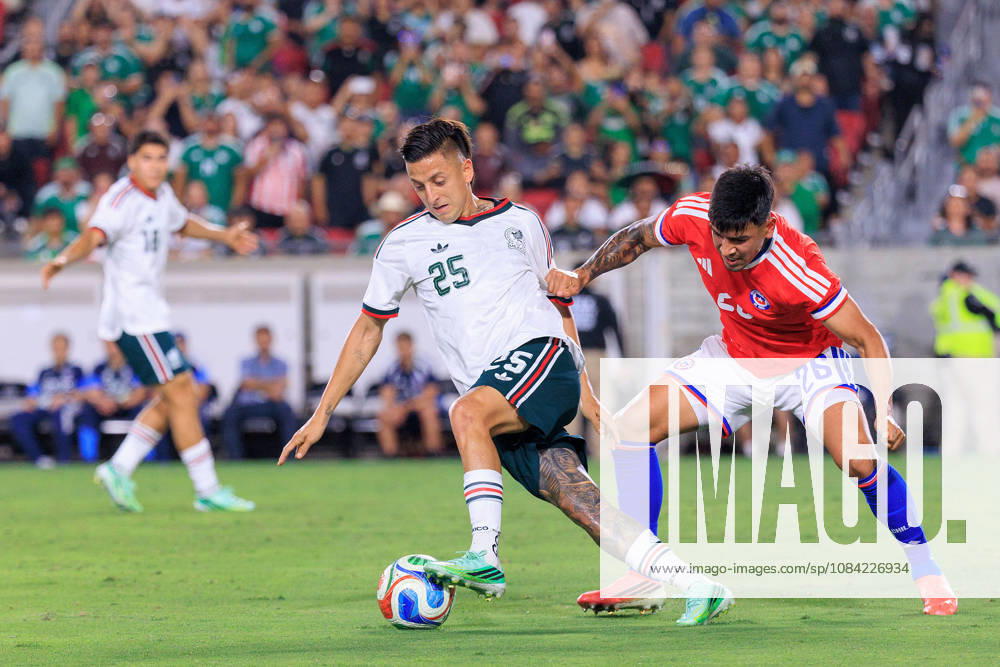 Roberto Alvarado 25 of Mexico battles for the ball with Diego Ulloa 26 of Chile during an International Friendly, Länderspiel, Nationalmannschaft match at Los Angeles Memorial Coliseum on Tuesday, October 6, 2026, in Los Angeles, California. Mexico loses to Chile, 0-2. JAVIER ROJAS PI Los Angeles USA - ZUMAp124 20261006_zaa_p124_131