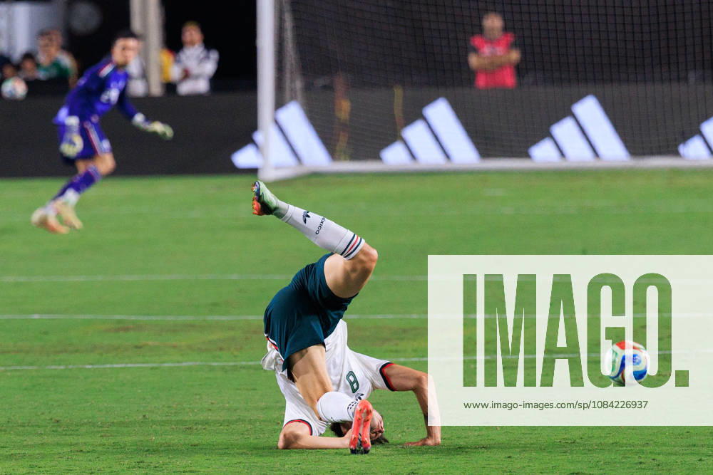 Alvaro Fidalgo 8 of Mexico goes down after a foul during an International Friendly, Länderspiel, Nationalmannschaft match against Chile at Los Angeles Memorial Coliseum on Tuesday, October 6, 2026, in Los Angeles, California. Mexico loses to Chile, 0-2. JAVIER ROJAS PI Los Angeles USA - ZUMAp124 20261006_zaa_p124_135