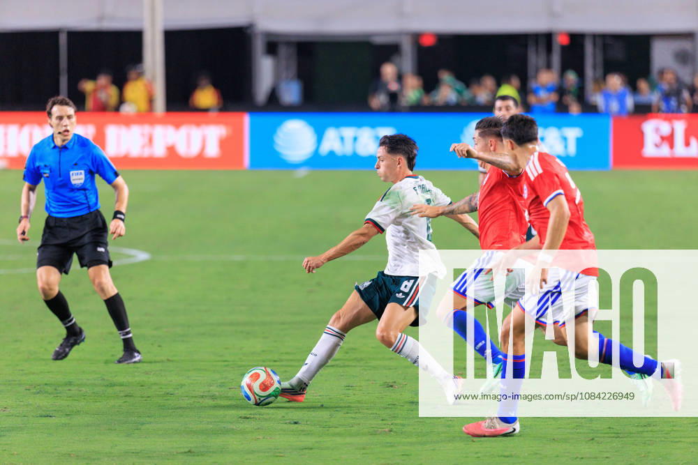 Alvaro Fidalgo 8 of Mexico tries to get past Chile defenders during an International Friendly, Länderspiel, Nationalmannschaft match against Chile at Los Angeles Memorial Coliseum on Tuesday, October 6, 2026, in Los Angeles, California. Mexico loses to Chile, 0-2. JAVIER ROJAS PI Los Angeles USA - ZUMAp124 20261006_zaa_p124_138