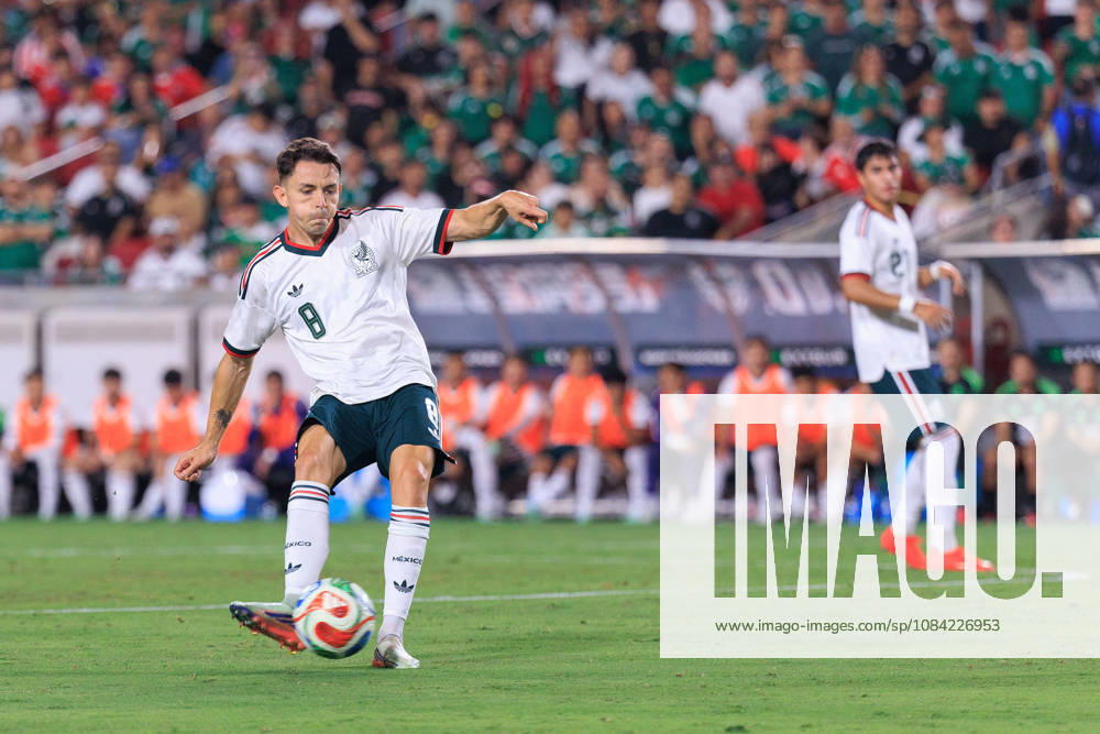 Alvaro Fidalgo 8 of Mexico passes the ball during an International Friendly, Länderspiel, Nationalmannschaft match against Chile at Los Angeles Memorial Coliseum on Tuesday, October 6, 2026, in Los Angeles, California. Mexico loses to Chile, 0-2. JAVIER ROJAS PI Mexico Vs. Peru - ZUMAp124 20261006_zaa_p124_133