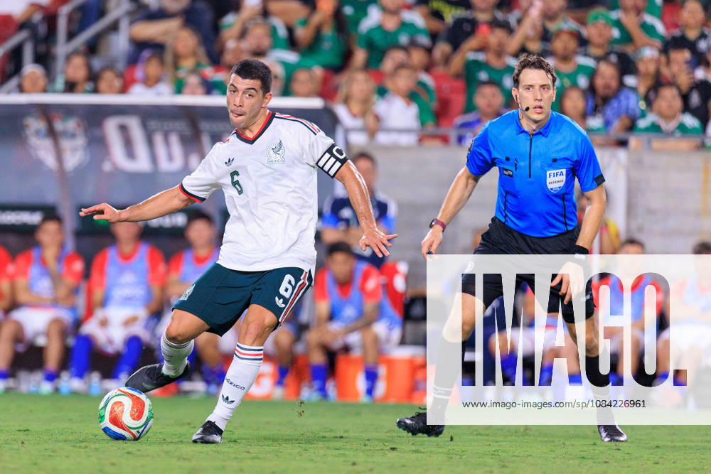 Erik Lira 6 of Mexico passes the ball during an International Friendly, Länderspiel, Nationalmannschaft match against Chile at Los Angeles Memorial Coliseum on Tuesday, October 6, 2026, in Los Angeles, California. Mexico loses to Chile, 0-2. JAVIER ROJAS PI Mexico Vs. Peru - ZUMAp124 20261006_zaa_p124_134